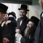 17.07.2016 Kielce. Chasydzi przybyli z USA, Wielkiej Brytanii i Izraela , by przybić mezuzy w Domu Modlitewnym Herszla Zagajskiego i wkopać kamień węgielny pod dom pielgrzyma. / Jarosław Kubalski / Radio Kielce