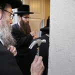 17.07.2016 Kielce. Chasydzi przybyli z USA, Wielkiej Brytanii i Izraela , by przybić mezuzy w Domu Modlitewnym Herszla Zagajskiego i wkopać kamień węgielny pod dom pielgrzyma. / Jarosław Kubalski / Radio Kielce