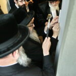 17.07.2016 Kielce. Chasydzi przybyli z USA, Wielkiej Brytanii i Izraela , by przybić mezuzy w Domu Modlitewnym Herszla Zagajskiego i wkopać kamień węgielny pod dom pielgrzyma. / Jarosław Kubalski / Radio Kielce