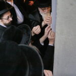 17.07.2016 Kielce. Chasydzi przybyli z USA, Wielkiej Brytanii i Izraela , by przybić mezuzy w Domu Modlitewnym Herszla Zagajskiego i wkopać kamień węgielny pod dom pielgrzyma. / Jarosław Kubalski / Radio Kielce