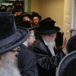 17.07.2016 Kielce. Chasydzi przybyli z USA, Wielkiej Brytanii i Izraela , by przybić mezuzy w Domu Modlitewnym Herszla Zagajskiego i wkopać kamień węgielny pod dom pielgrzyma. / Jarosław Kubalski / Radio Kielce