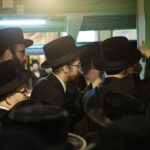 17.07.2016 Kielce. Chasydzi przybyli z USA, Wielkiej Brytanii i Izraela , by przybić mezuzy w Domu Modlitewnym Herszla Zagajskiego i wkopać kamień węgielny pod dom pielgrzyma. / Jarosław Kubalski / Radio Kielce