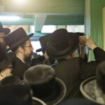 17.07.2016 Kielce. Chasydzi przybyli z USA, Wielkiej Brytanii i Izraela , by przybić mezuzy w Domu Modlitewnym Herszla Zagajskiego i wkopać kamień węgielny pod dom pielgrzyma. / Jarosław Kubalski / Radio Kielce