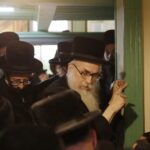 17.07.2016 Kielce. Chasydzi przybyli z USA, Wielkiej Brytanii i Izraela , by przybić mezuzy w Domu Modlitewnym Herszla Zagajskiego i wkopać kamień węgielny pod dom pielgrzyma. / Jarosław Kubalski / Radio Kielce