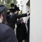 17.07.2016 Kielce. Chasydzi przybyli z USA, Wielkiej Brytanii i Izraela , by przybić mezuzy w Domu Modlitewnym Herszla Zagajskiego i wkopać kamień węgielny pod dom pielgrzyma. / Jarosław Kubalski / Radio Kielce