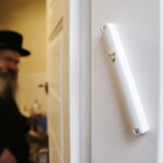 17.07.2016 Kielce. Chasydzi przybyli z USA, Wielkiej Brytanii i Izraela , by przybić mezuzy w Domu Modlitewnym Herszla Zagajskiego i wkopać kamień węgielny pod dom pielgrzyma. Mezuza. / Jarosław Kubalski / Radio Kielce