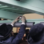 17.07.2016 Kielce. Chasydzi przybyli z USA, Wielkiej Brytanii i Izraela , by przybić mezuzy w Domu Modlitewnym Herszla Zagajskiego i wkopać kamień węgielny pod dom pielgrzyma. / Jarosław Kubalski / Radio Kielce