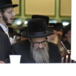 17.07.2016 Kielce. Chasydzi przybyli z USA, Wielkiej Brytanii i Izraela , by przybić mezuzy w Domu Modlitewnym Herszla Zagajskiego i wkopać kamień węgielny pod dom pielgrzyma. / Jarosław Kubalski / Radio Kielce