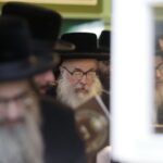 17.07.2016 Kielce. Chasydzi przybyli z USA, Wielkiej Brytanii i Izraela , by przybić mezuzy w Domu Modlitewnym Herszla Zagajskiego i wkopać kamień węgielny pod dom pielgrzyma. / Jarosław Kubalski / Radio Kielce