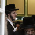 17.07.2016 Kielce. Chasydzi przybyli z USA, Wielkiej Brytanii i Izraela , by przybić mezuzy w Domu Modlitewnym Herszla Zagajskiego i wkopać kamień węgielny pod dom pielgrzyma. / Jarosław Kubalski / Radio Kielce