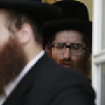 17.07.2016 Kielce. Chasydzi przybyli z USA, Wielkiej Brytanii i Izraela , by przybić mezuzy w Domu Modlitewnym Herszla Zagajskiego i wkopać kamień węgielny pod dom pielgrzyma. / Jarosław Kubalski / Radio Kielce