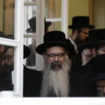 17.07.2016 Kielce. Chasydzi przybyli z USA, Wielkiej Brytanii i Izraela , by przybić mezuzy w Domu Modlitewnym Herszla Zagajskiego i wkopać kamień węgielny pod dom pielgrzyma. / Jarosław Kubalski / Radio Kielce