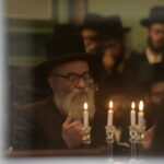 17.07.2016 Kielce. Chasydzi przybyli z USA, Wielkiej Brytanii i Izraela , by przybić mezuzy w Domu Modlitewnym Herszla Zagajskiego i wkopać kamień węgielny pod dom pielgrzyma. / Jarosław Kubalski / Radio Kielce