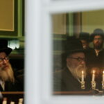 17.07.2016 Kielce. Chasydzi przybyli z USA, Wielkiej Brytanii i Izraela , by przybić mezuzy w Domu Modlitewnym Herszla Zagajskiego i wkopać kamień węgielny pod dom pielgrzyma. / Jarosław Kubalski / Radio Kielce