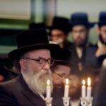 17.07.2016 Kielce. Chasydzi przybyli z USA, Wielkiej Brytanii i Izraela , by przybić mezuzy w Domu Modlitewnym Herszla Zagajskiego i wkopać kamień węgielny pod dom pielgrzyma. / Jarosław Kubalski / Radio Kielce