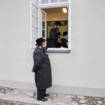 17.07.2016 Kielce. Chasydzi przybyli z USA, Wielkiej Brytanii i Izraela , by przybić mezuzy w Domu Modlitewnym Herszla Zagajskiego i wkopać kamień węgielny pod dom pielgrzyma. / Jarosław Kubalski / Radio Kielce