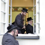 17.07.2016 Kielce. Chasydzi przybyli z USA, Wielkiej Brytanii i Izraela , by przybić mezuzy w Domu Modlitewnym Herszla Zagajskiego i wkopać kamień węgielny pod dom pielgrzyma. / Jarosław Kubalski / Radio Kielce