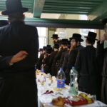 17.07.2016 Kielce. Chasydzi przybyli z USA, Wielkiej Brytanii i Izraela , by przybić mezuzy w Domu Modlitewnym Herszla Zagajskiego i wkopać kamień węgielny pod dom pielgrzyma. / Jarosław Kubalski / Radio Kielce