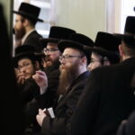 17.07.2016 Kielce. Chasydzi przybyli z USA, Wielkiej Brytanii i Izraela , by przybić mezuzy w Domu Modlitewnym Herszla Zagajskiego i wkopać kamień węgielny pod dom pielgrzyma. / Jarosław Kubalski / Radio Kielce