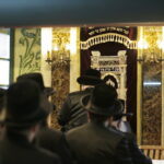 17.07.2016 Kielce. Chasydzi przybyli z USA, Wielkiej Brytanii i Izraela , by przybić mezuzy w Domu Modlitewnym Herszla Zagajskiego i wkopać kamień węgielny pod dom pielgrzyma. / Jarosław Kubalski / Radio Kielce