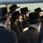 17.07.2016 Kielce. Chasydzi przybyli z USA, Wielkiej Brytanii i Izraela , by przybić mezuzy w Domu Modlitewnym Herszla Zagajskiego i wkopać kamień węgielny pod dom pielgrzyma. / Jarosław Kubalski / Radio Kielce