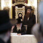 17.07.2016 Kielce. Chasydzi przybyli z USA, Wielkiej Brytanii i Izraela , by przybić mezuzy w Domu Modlitewnym Herszla Zagajskiego i wkopać kamień węgielny pod dom pielgrzyma. / Jarosław Kubalski / Radio Kielce