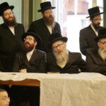 17.07.2016 Kielce. Chasydzi przybyli z USA, Wielkiej Brytanii i Izraela , by przybić mezuzy w Domu Modlitewnym Herszla Zagajskiego i wkopać kamień węgielny pod dom pielgrzyma. / Jarosław Kubalski / Radio Kielce