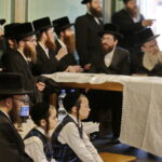 17.07.2016 Kielce. Chasydzi przybyli z USA, Wielkiej Brytanii i Izraela , by przybić mezuzy w Domu Modlitewnym Herszla Zagajskiego i wkopać kamień węgielny pod dom pielgrzyma. / Jarosław Kubalski / Radio Kielce