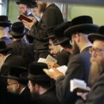 17.07.2016 Kielce. Chasydzi przybyli z USA, Wielkiej Brytanii i Izraela , by przybić mezuzy w Domu Modlitewnym Herszla Zagajskiego i wkopać kamień węgielny pod dom pielgrzyma. / Jarosław Kubalski / Radio Kielce