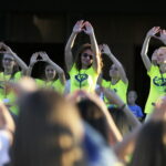 20.07.2016 Kielce. Pielgrzymi z Ukrainy i Włoch bawią się przed kościołem św. Józefa. / Jarosław Kubalski / Radio Kielce