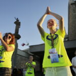 20.07.2016 Kielce. Pielgrzymi z Ukrainy i Włoch bawią się przed kościołem św. Józefa. / Jarosław Kubalski / Radio Kielce