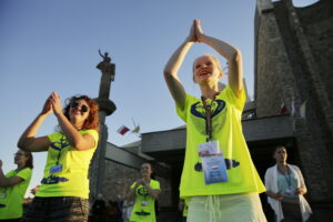 20.07.2016 Kielce. Pielgrzymi z Ukrainy i Włoch bawią się przed kościołem św. Józefa. / Jarosław Kubalski / Radio Kielce