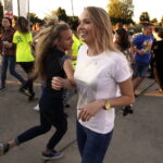 20.07.2016 Kielce. Pielgrzymi z Ukrainy i Włoch bawią się przed kościołem św. Józefa. / Jarosław Kubalski / Radio Kielce