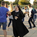 20.07.2016 Kielce. Pielgrzymi z Ukrainy i Włoch bawią się przed kościołem św. Józefa. / Jarosław Kubalski / Radio Kielce