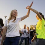 20.07.2016 Kielce. Pielgrzymi z Ukrainy i Włoch bawią się przed kościołem św. Józefa. / Jarosław Kubalski / Radio Kielce