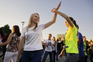 20.07.2016 Kielce. Pielgrzymi z Ukrainy i Włoch bawią się przed kościołem św. Józefa. / Jarosław Kubalski / Radio Kielce