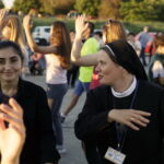 20.07.2016 Kielce. Pielgrzymi z Ukrainy i Włoch bawią się przed kościołem św. Józefa. / Jarosław Kubalski / Radio Kielce