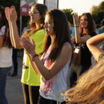 20.07.2016 Kielce. Pielgrzymi z Ukrainy i Włoch bawią się przed kościołem św. Józefa. / Jarosław Kubalski / Radio Kielce