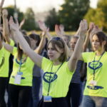 20.07.2016 Kielce. Pielgrzymi z Ukrainy i Włoch bawią się przed kościołem św. Józefa. / Jarosław Kubalski / Radio Kielce