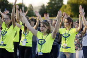 20.07.2016 Kielce. Pielgrzymi z Ukrainy i Włoch bawią się przed kościołem św. Józefa. / Jarosław Kubalski / Radio Kielce