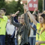 20.07.2016 Kielce. Pielgrzymi z Ukrainy i Włoch bawią się przed kościołem św. Józefa. / Jarosław Kubalski / Radio Kielce