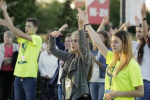 20.07.2016 Kielce. Pielgrzymi z Ukrainy i Włoch bawią się przed kościołem św. Józefa. / Jarosław Kubalski / Radio Kielce