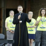 20.07.2016 Kielce. Pielgrzymi z Ukrainy i Włoch bawią się przed kościołem św. Józefa. / Jarosław Kubalski / Radio Kielce