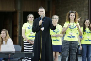 20.07.2016 Kielce. Pielgrzymi z Ukrainy i Włoch bawią się przed kościołem św. Józefa. / Jarosław Kubalski / Radio Kielce