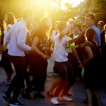 20.07.2016 Kielce. Pielgrzymi z Ukrainy i Włoch bawią się przed kościołem św. Józefa. / Jarosław Kubalski / Radio Kielce