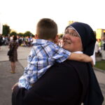 20.07.2016 Kielce. Pielgrzymi z Ukrainy i Włoch bawią się przed kościołem św. Józefa. / Jarosław Kubalski / Radio Kielce