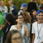 20.07.2016 Kielce. Pielgrzymi z Ukrainy i Włoch bawią się przed kościołem św. Józefa. / Jarosław Kubalski / Radio Kielce