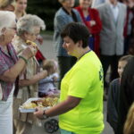 20.07.2016 Kielce. Pielgrzymi z Ukrainy i Włoch bawią się przed kościołem św. Józefa. / Jarosław Kubalski / Radio Kielce