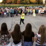 20.07.2016 Kielce. Pielgrzymi z Ukrainy i Włoch bawią się przed kościołem św. Józefa. / Jarosław Kubalski / Radio Kielce