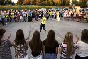 20.07.2016 Kielce. Pielgrzymi z Ukrainy i Włoch bawią się przed kościołem św. Józefa. / Jarosław Kubalski / Radio Kielce